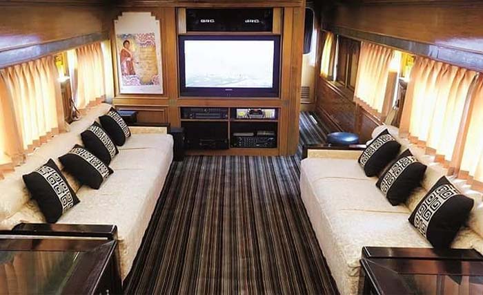 Interior Kereta Pariwisata yang bisa disewa siapa saja. (foto: dok. pt. kereta pariwisata)