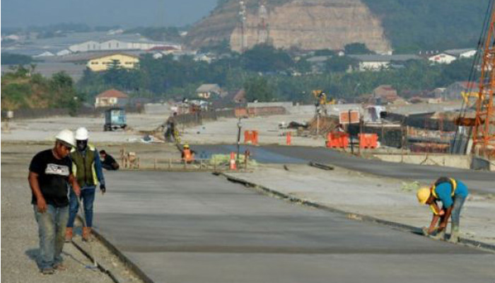 Pekerja mengerjakan pengecoran lapisan beton proyek Jalan Tol Batang-Semarang di kawasan Simpang Susun Krapyak, Semarang, Jawa Tengah, Jumat 1 Juni 2018. PT Jasa Marga (Persero) Tbk. menyatakan, Proyek Jalan Tol Batang-Semarang dapat menjadi jalur fungsional untuk arus mudik dan balik Lebaran 2018 mulai dari ruas Batang hingga ruas Krapyak. (Foto: Antara)