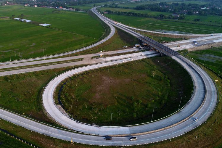 Simpang Susun Bandar di Tol Kertosono-Mojokerto. (foto: Kompas)