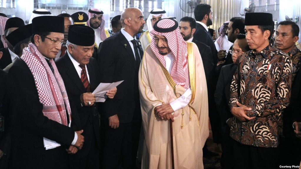 KH Nasaruddin Umar ketika menyambut Raja Salman di Masjid Istiqlal Jakarta. (foto: ngopibareng.id)