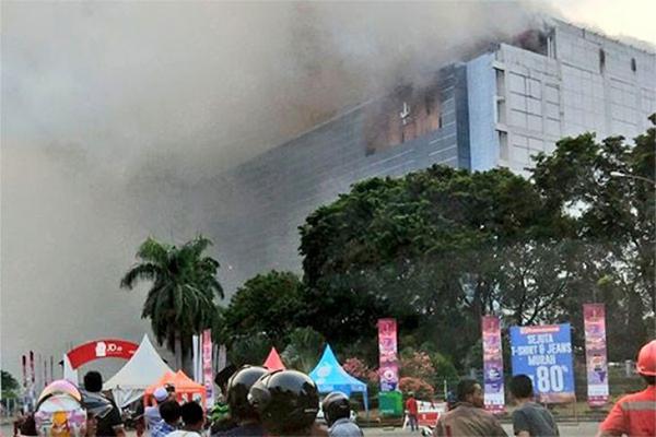 Gedung JIExpo terbakar, Selasa, 5 Juni 2018 sore. (Foto: Polda Metro)