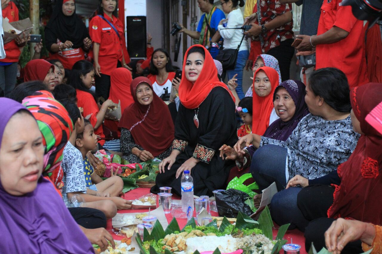 PDI Perjuangan (PDIP) Kota Surabaya menggelar malam tasyakuran Hari Lahir Bung Karno. Acara ini dihadiri Calon Wakil Gubernur Jawa Timur Puti Guntur Soekarno.  Kegiatan itu sebagai rangkaian Juni Bulan Bung Karno. Dilangsungkan di kampung Jl. Pandean Gg IV, Selasa, 5 Juni 2018.