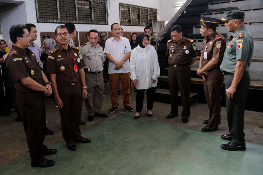 Wali Kota Risma saat penyerahan aset Gelora Pancasila oleh Kejaksaan Tinggi Jatim, Selasa, 5 Juni 2018. 