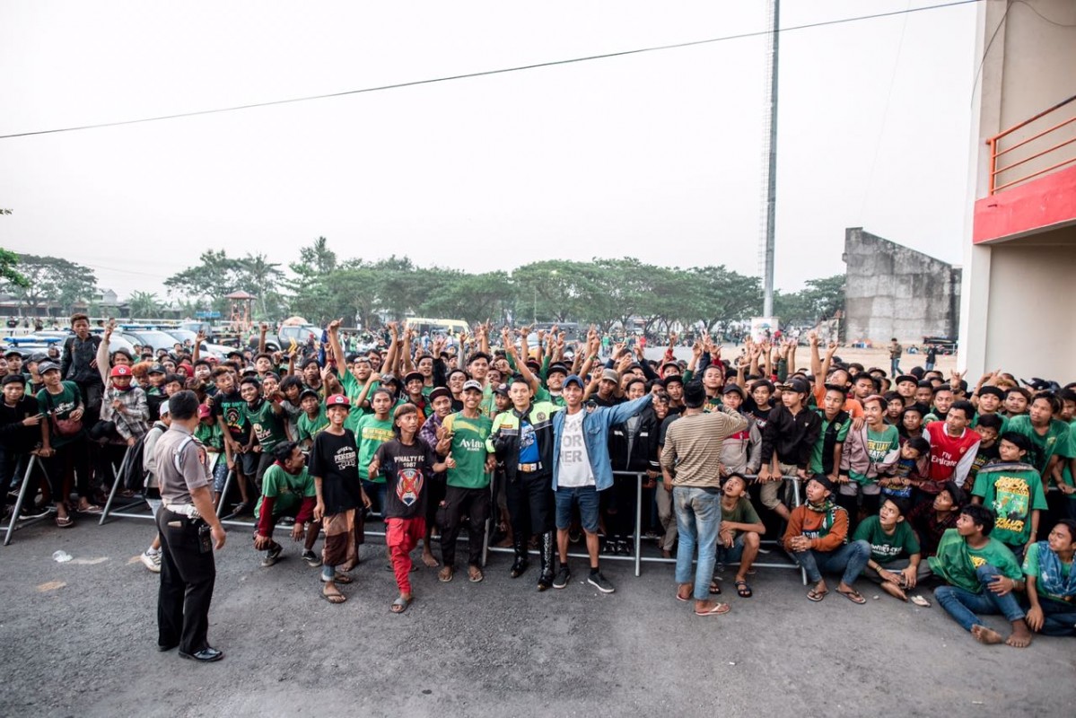 Bonek saat berada di Stadion Sultan Agung Bantul. foto:officialpersebaya