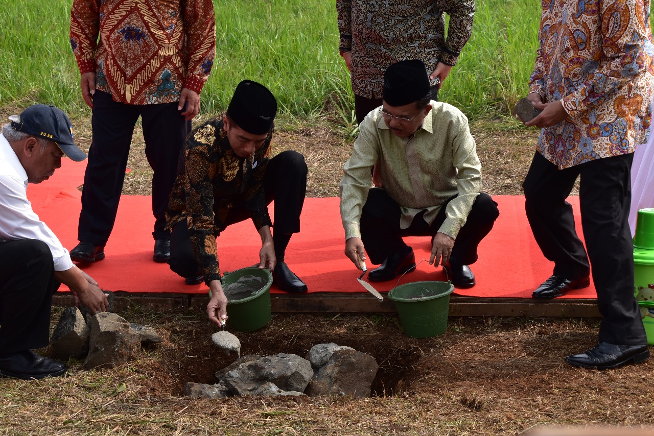 Presiden Jokowi, Wapres Jusuf Kalla, dan Menteri PUPR Basuki meletakkan batu pertama pembangunan UIII, Selasa 5 Juni 2018. (foto: Dok. PUPR)