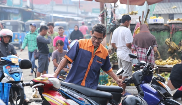 Turino Junaidi berprofesi sebagai tukang parkir bangga putrinya diterima di Universitas Gajah Mada (UGM). foto: dok.UGM