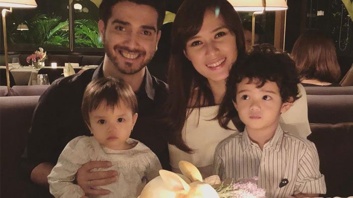 Saat bahagia Fahri Albar bersama sang istri, Renata Kusmanto dan kedua anaknya (instagram). 