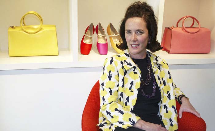 Kate Spade dengan latar karya-karyanya. Dia ditemukan tewas Selasa 5 Juni kemarin dalam usia 55 tahun. (foto: npr)