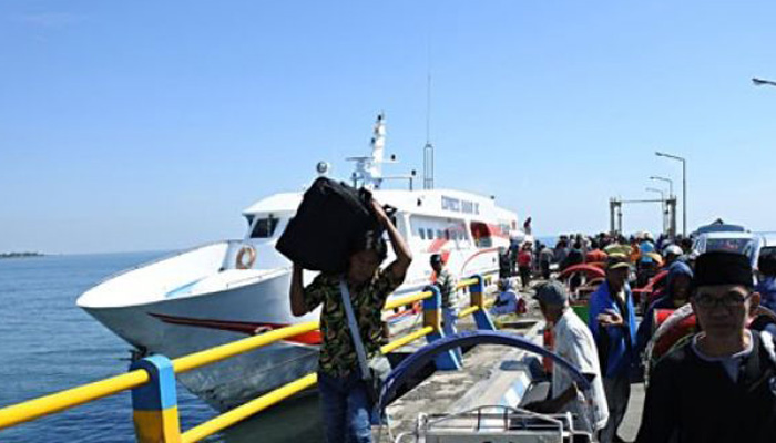 Arsip Foto. Penumpang kapal cepat Bahari Express 9C berjalan di dermaga Pelabuhan Jangkar, Situbondo, Jawa Timur, Rabu 5 Juli 2017. (Foto: Antara)