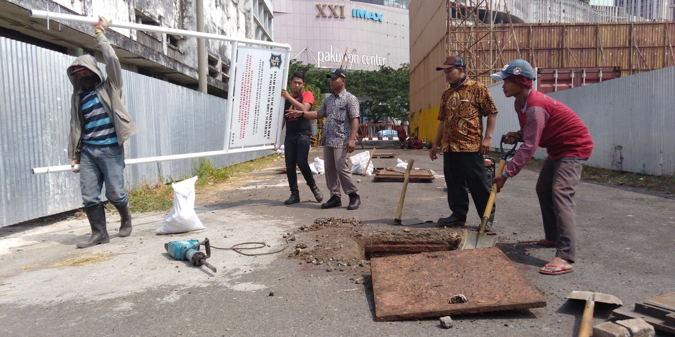Proses peninjauan saluran peninggalan Belanda, di Jalan Kenari, Surabaya, Rabu, 6 Juni 2018. (foto: frd/ngopibareng.id) 