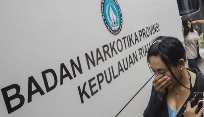 Razia Narkoba Di Batam Petugas Badan Narkotika Nasional (BNN) Provinsi Kepulauan Riau mengamankan sejumlah penghuni kos-kosan yang positif mengkonsumsi narkotika saat razia di Batam, Kepulauan Riau, Senin 28 Agustus 2017. Sebanyak 35 orang diamankan petugas karena positif mengkonsumsi narkotika setelah dilakukan tes urine. (Foto: Antara)