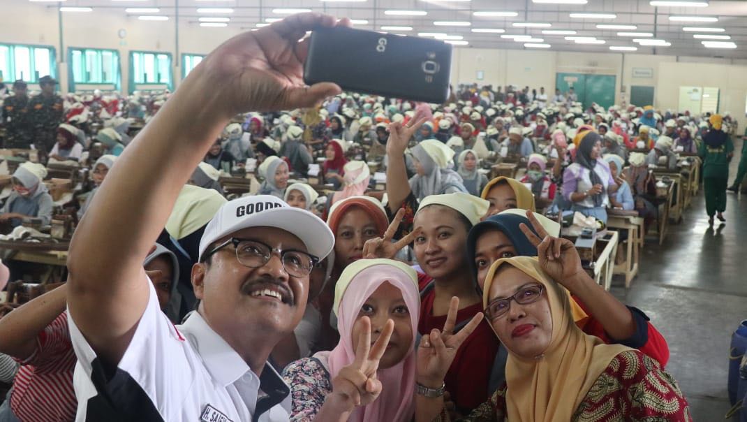 Gus Ipul saat bertemu ribuan buruh pengolah tembakau di Bojonegoro, Rabu, 6 Juni 2018. Dalam kunjungan ini, Gus Ipul mendatangi dua lokasi pabrik pengolah tembakau sigaret kretek tangan (SKT) PT Wismilak Inti Makmur Tbk.