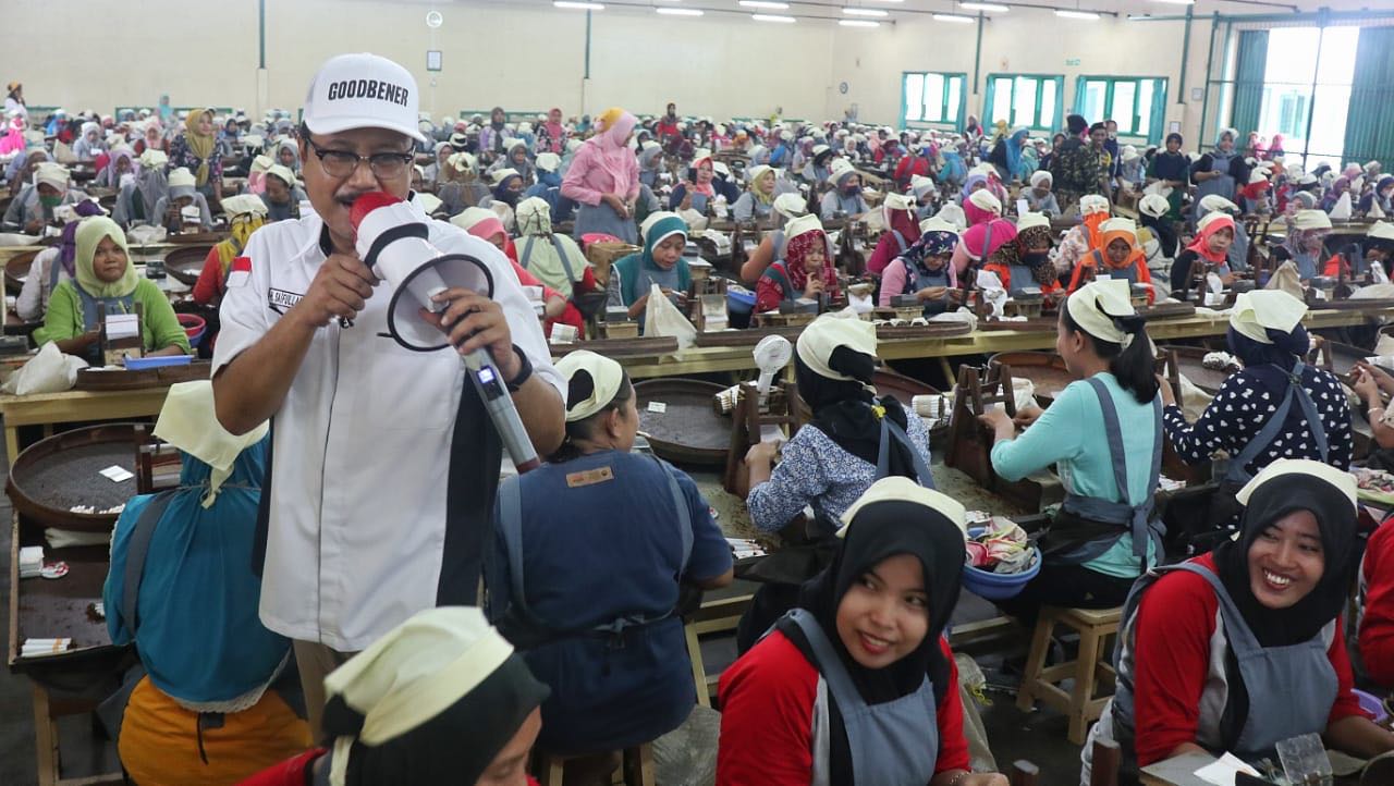 Dalam dialog dengan ribuan buruh pengolah sigaret kretek tangan, Gus Ipul mendorong jaminan kesehatan melalui BPJS.