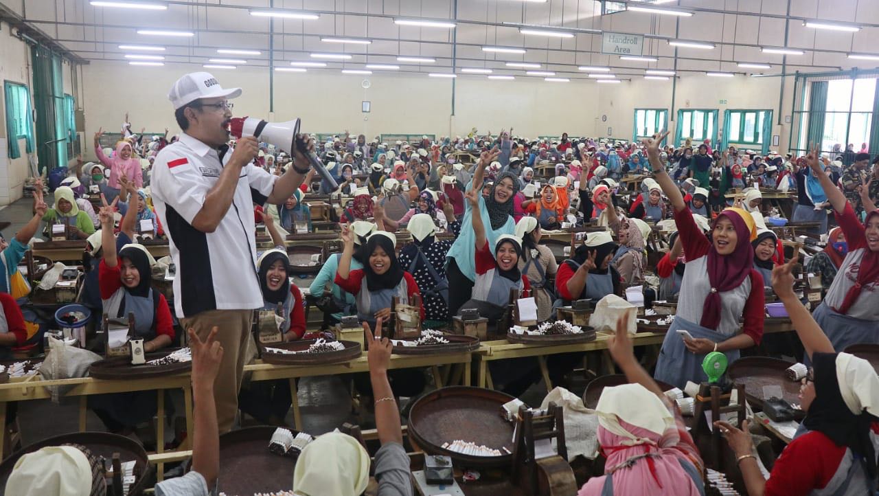 Ribuan buruh pabrik pengolah tembakau sigaret kretek tangan (SKT) PT Wismilak Inti Makmur Tbk mendukung Gus Ipul sebagai Gubernur Jawa Timur.
