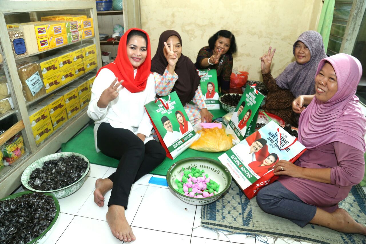 Calon Wakil Gubernur Jawa Timur, Puti Guntur Soekarno mengunjungi rumah produksi oleh-oleh khas Madiun, Rabu, 6 Juni 2018. 