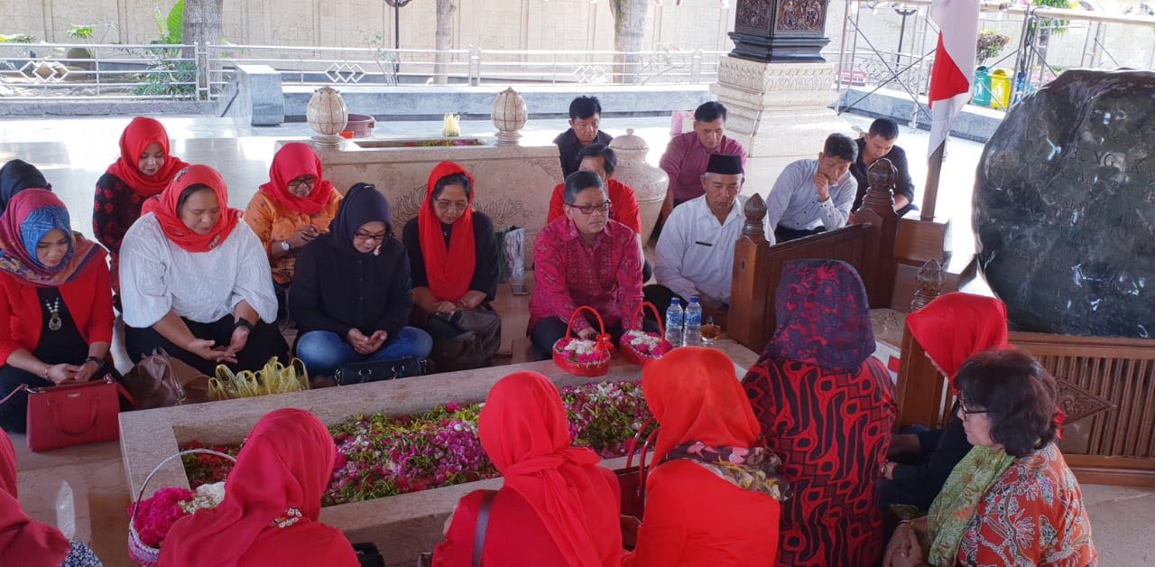 Hasto menyebut Puti Guntur Soekarno tidak hanya mewarisi hubungan darah dengan kakeknya, Bung Karno. Lebih dari itu, kata Hasto, Puti Guntur mewarisi gagasan-gagasan ideologis yang dibangun Bung Karno, sejak muda hingga wafat.
