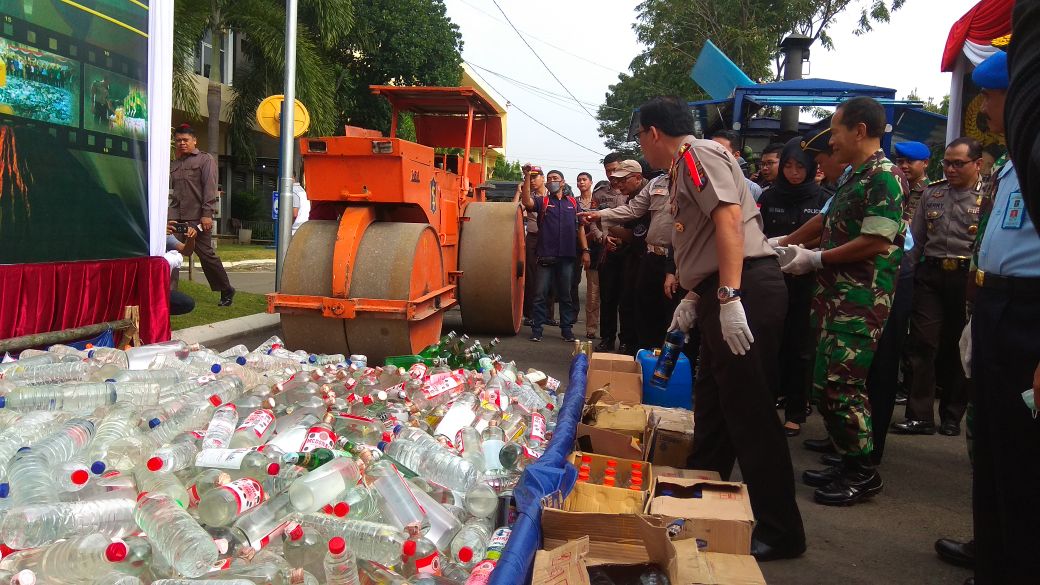 Pemusnahan ribuan minuman kesar dan narkoba oleh Kapolda Jatim, Rabu 6 Juni 2018.