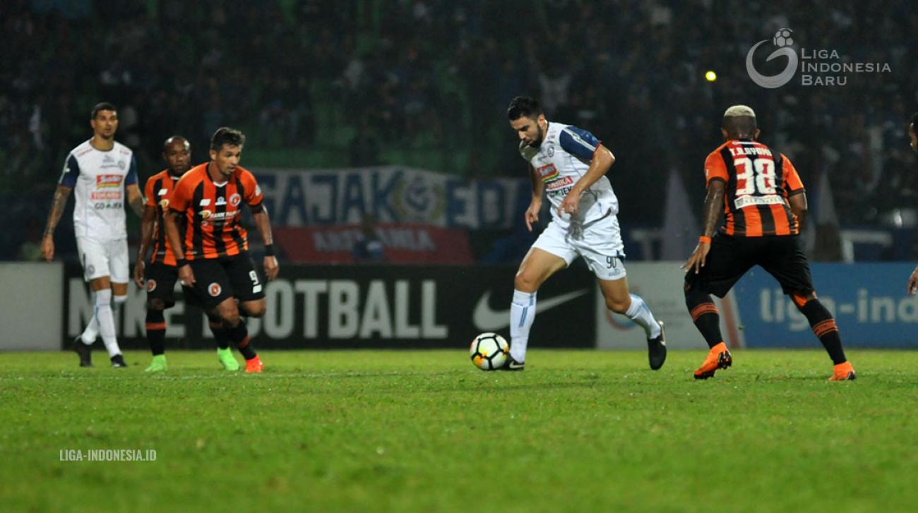 Duel Arema vs Perseru