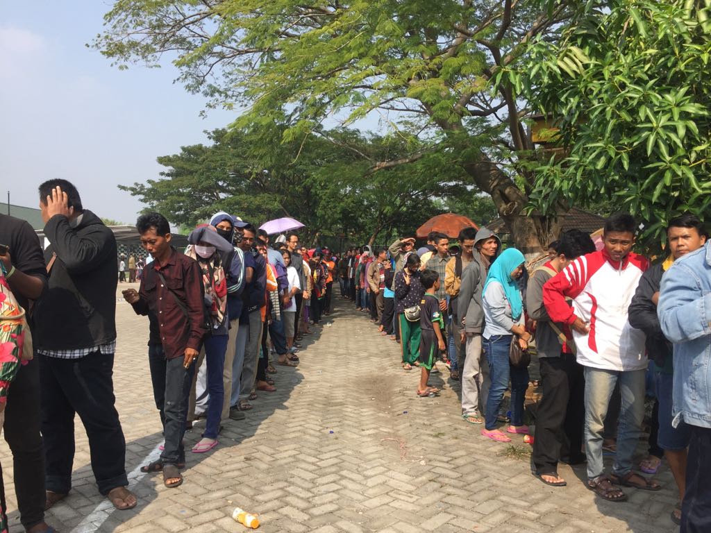 Antrean panjang penukaran unag di lapangan Makodam V Brawijaya, Surabaya, Kamis 6 Juni 2018. (Foto: Amanah/ngopibareng.id)