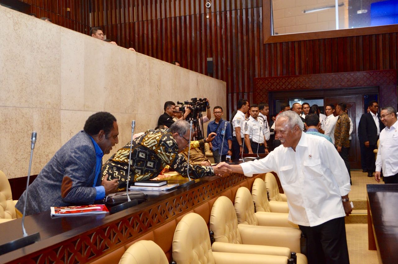 Menteri Basuki usai Rapat Kerja (Raker) tentang “Pembicaraan Pendahuluan RKA K/L dan Rencana Kerja Pemerintah Tahun Anggaran 2019” dengan Komisi V Dewan Perwakilan Rakyat (DPR) RI, di Ruang Rapat Komisi V Gedung DPR RI Jakarta, Rabu, 6 Juni 2018. 