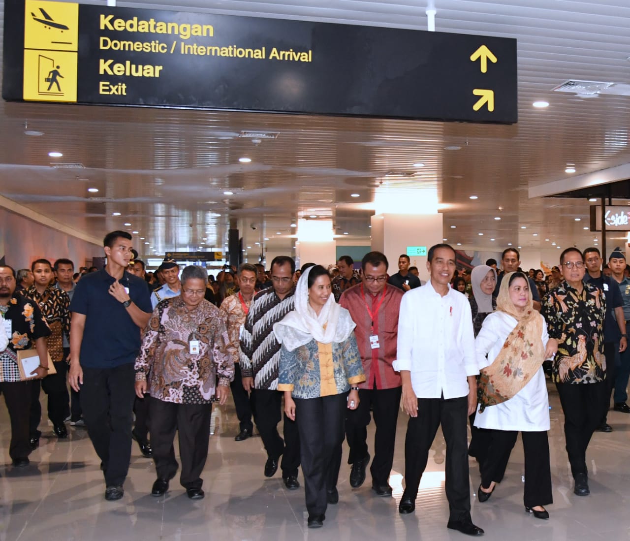 Presiden Jokowi beserta Menteri BUMN sedang meninjau bandara 'apung' Semarang, usai diresmikan operasionalnya. 