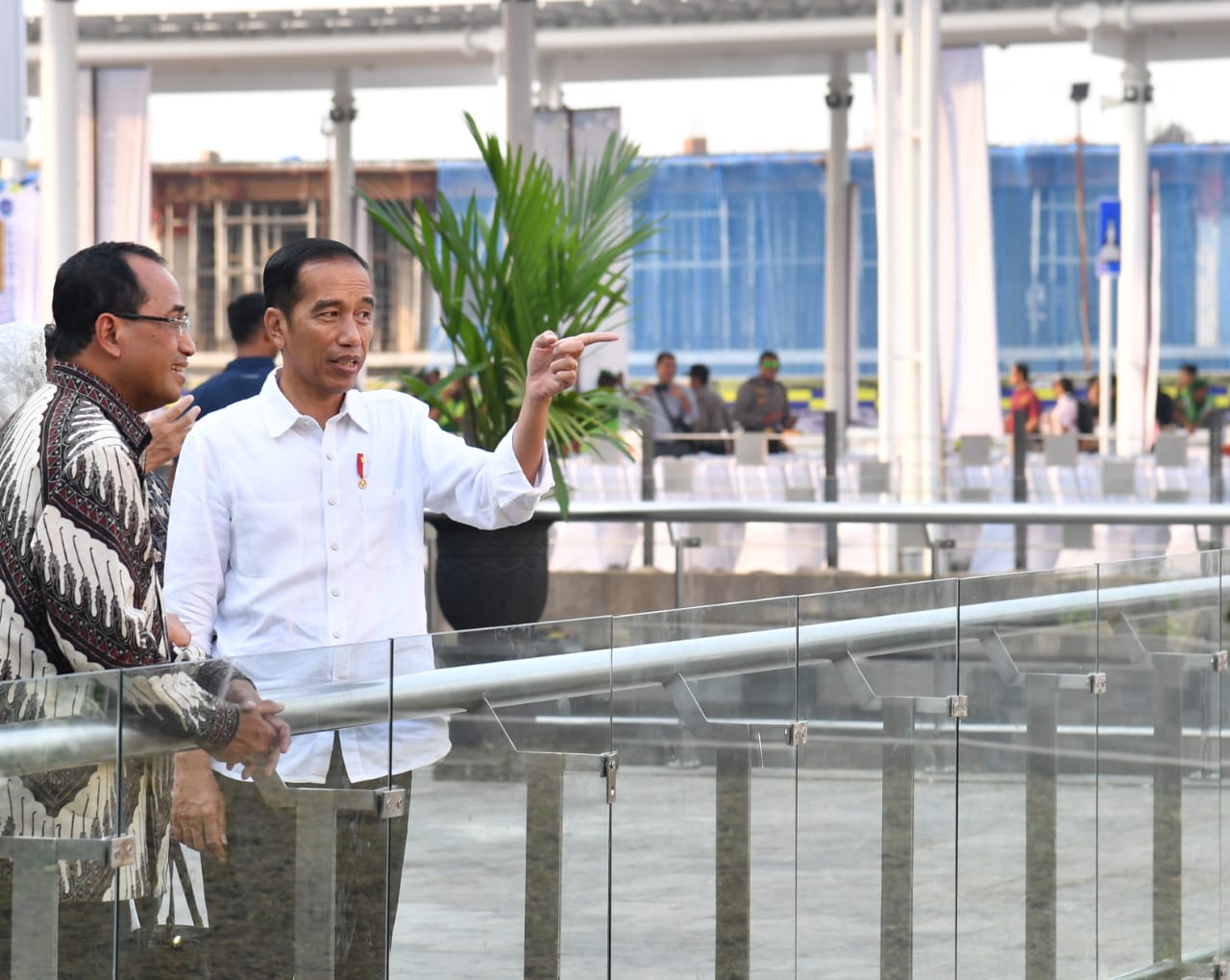 Jokowi usai meresmikan Bandara Internasional Semarang langsung meninjau runway dan ruang tunggu. Dalam kunjungannya itu, Jokowi mengungkapkan bahwa bandara ini selain ramah lingkungan juga arsiteknya bagus.