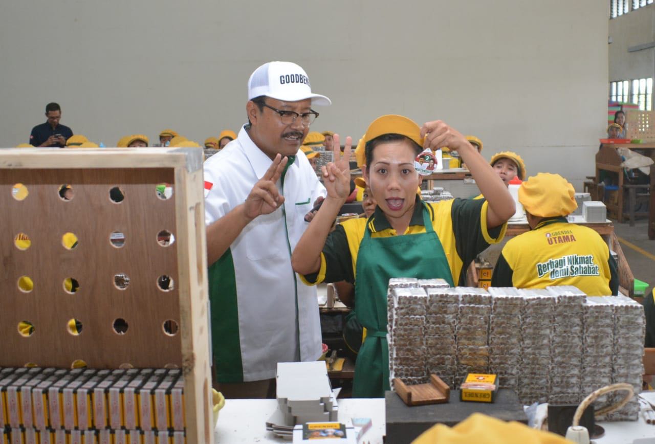 Calon Gubernur Jawa Timur nomor urut dua Saifullah Yusuf (Gus Ipul) berkunjung ke pabrik rokok sigaret kretek tangan (SKT) PT Karya Niaga Bersama yang berada di Jl Terusan Batu Bara, Malang, Kamis, 7 Juni 2018. 