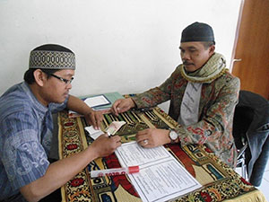 JELANG ID: Serah terima pembayaran zakat fitrah. (foto: ist)