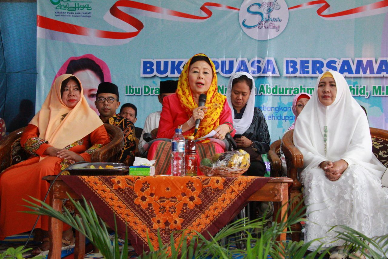 DAKWAH DAMAI: Ibu Sinta Nuriyah, didampingi Ibu nyai Hj. Badi'atus Sholihah Hafidz (kanan), Pengasuh Pesantren Syekh Abdul Qodir Al -Jailani Rangkang Kraksaan Probolinggo. (foto: Ning Ena for ngopibareng.id)