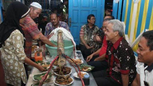 Ini dia nasi gandul romantis H. Sardi yang diserbu para orang-orang ngetop. foto:viva