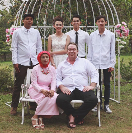 Dahlia Poland bersama orangtua dan kedua adiknya.