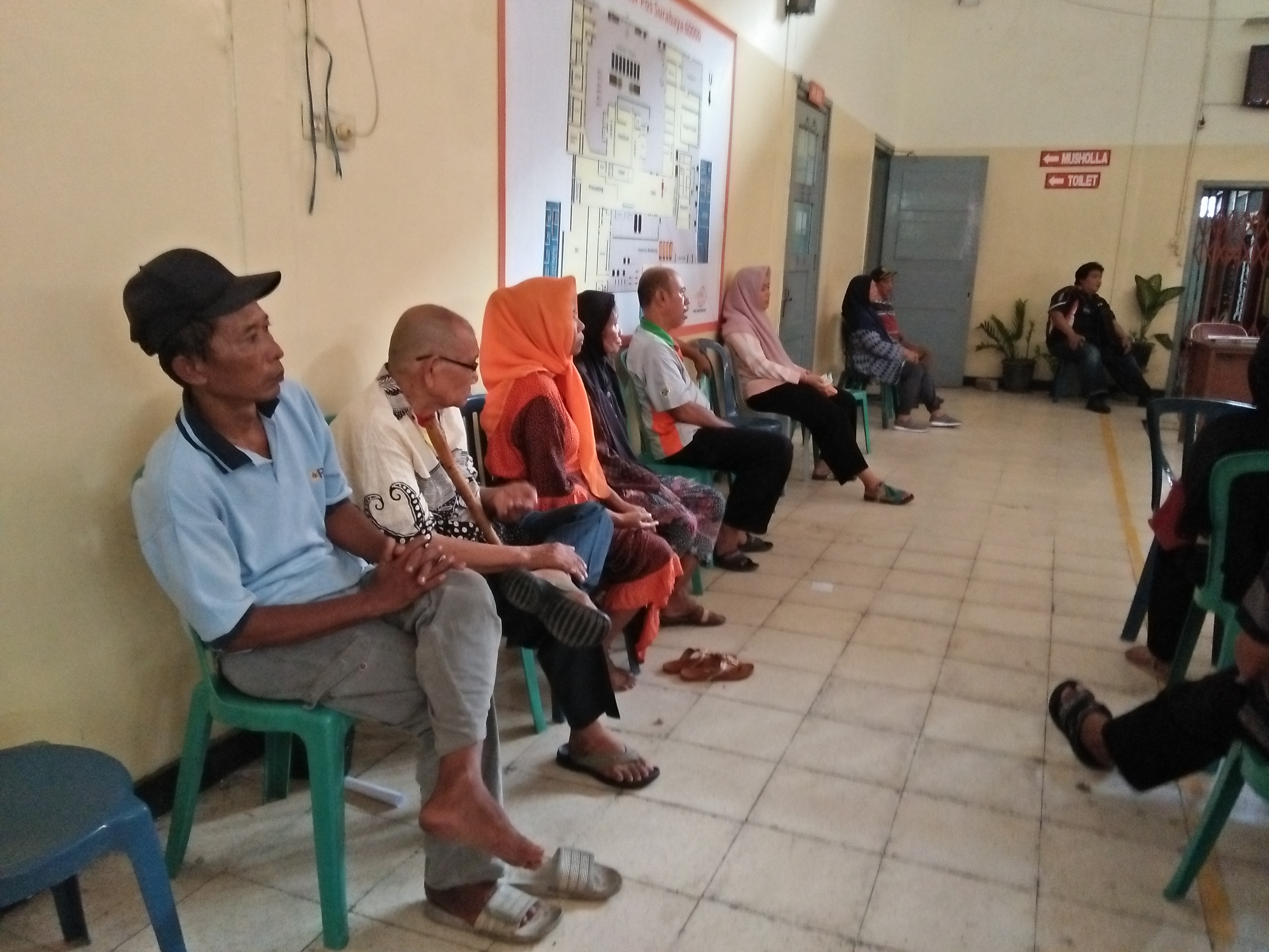 Para pensiunan yang sabar menunggu antrean. (Foto: Amanah/ngopibareng)
