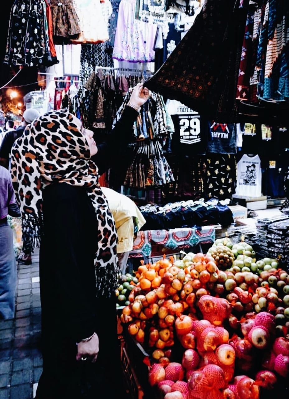 Baju, makanan, buah, kurma campur aduk jadi satu. foto:kemenpar