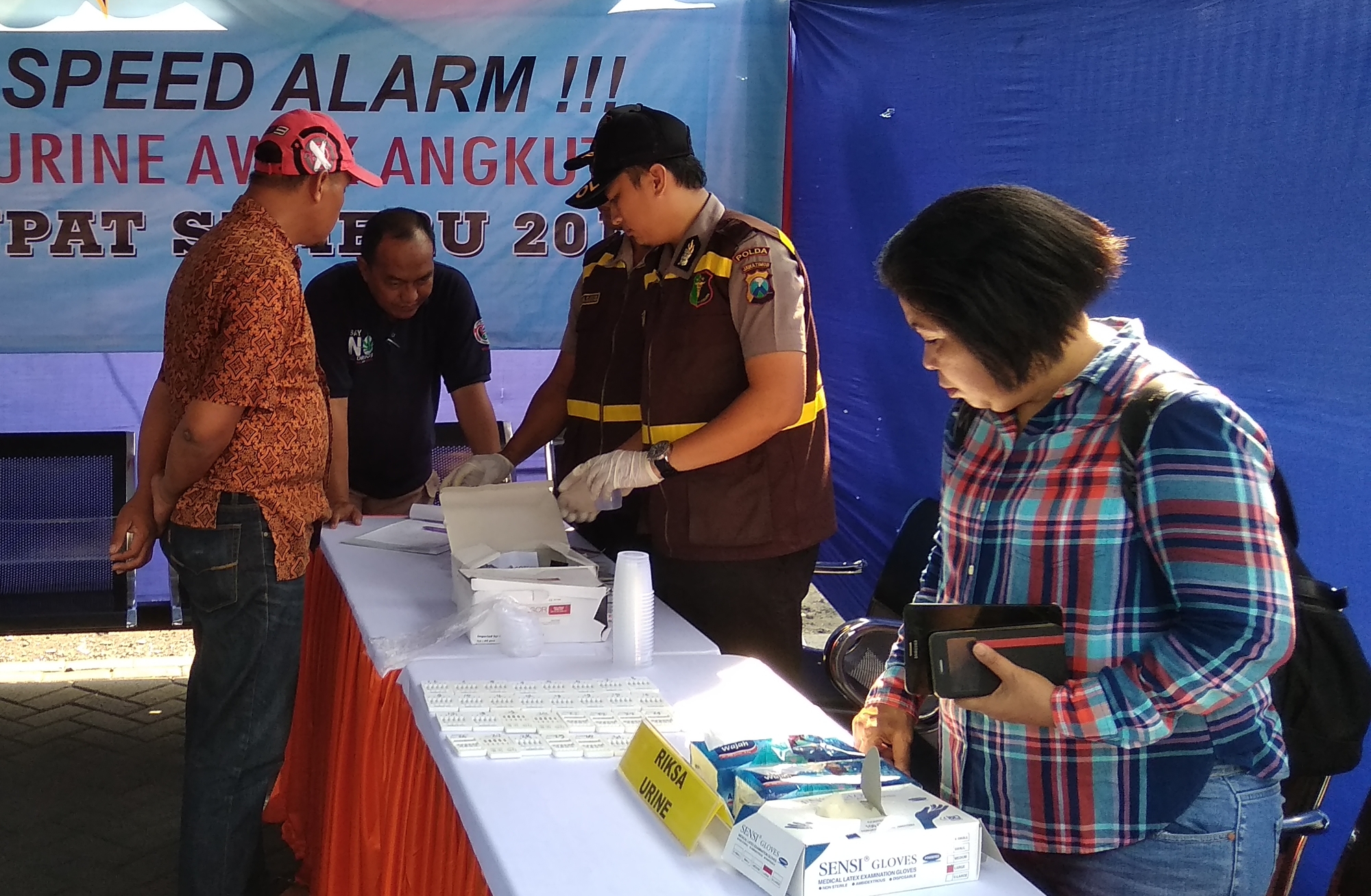 Tes kesehatan supir bus, di terminal Purabaya, jelang lebaran 2018. (foto: ngopibareng)