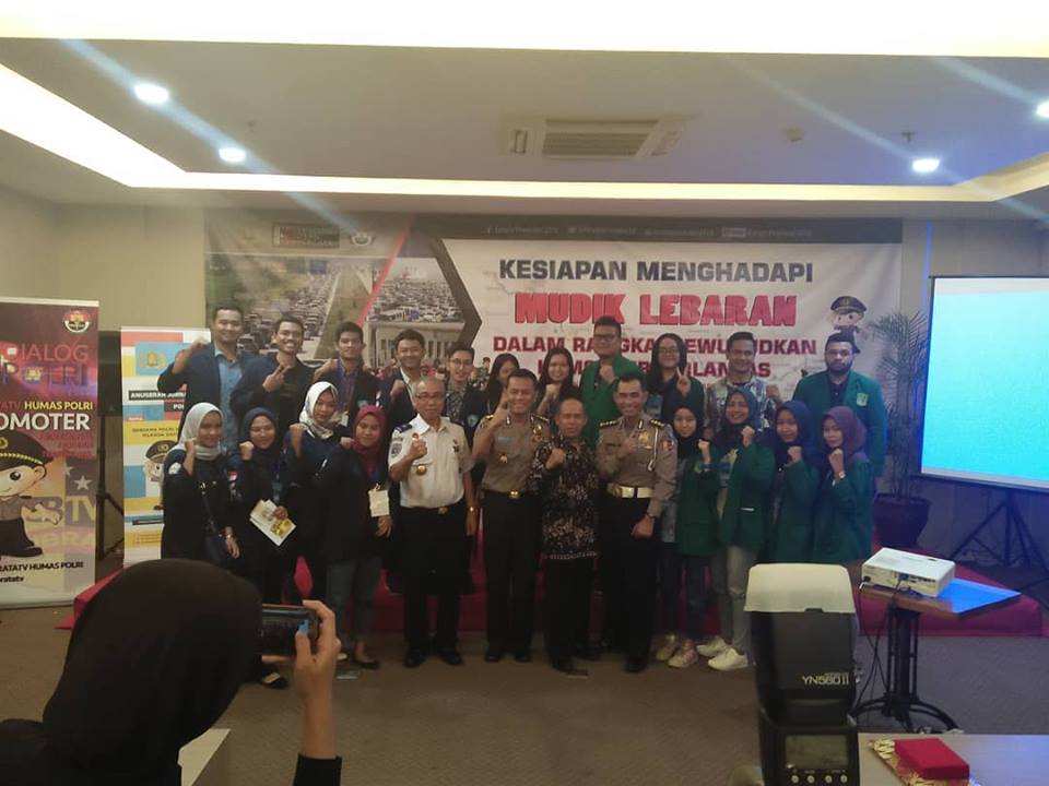 Foto bersama Narasumber & Mahasiswa/i. Saat mengikuti FGD Divisi Humas Polri. Kamis 07 Juni 2018.