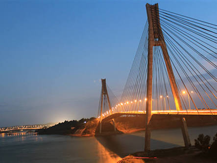 Jembatan Balerang yang cantik, seperti halnya Jembatan Suramadu di Surabaya-Madura. foto:swissbell