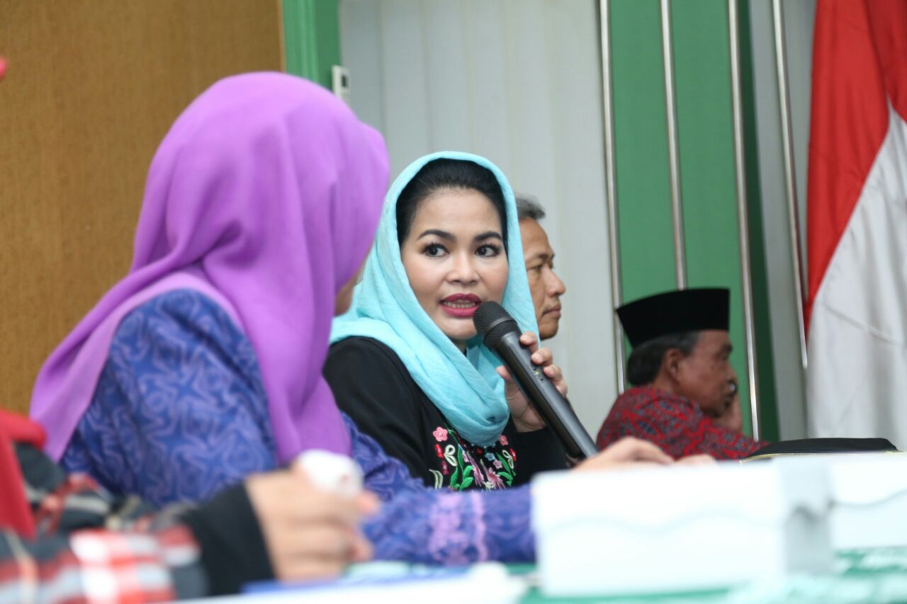 Puti guntur saat berdialog dengan aktivis Aisyiyah di Ponorogo.