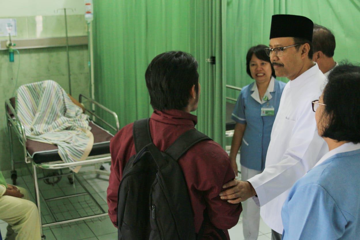 Gus Ipul saat berbincang dengan salah sau keluarga pasien di RS Mojowarno, Jombang.