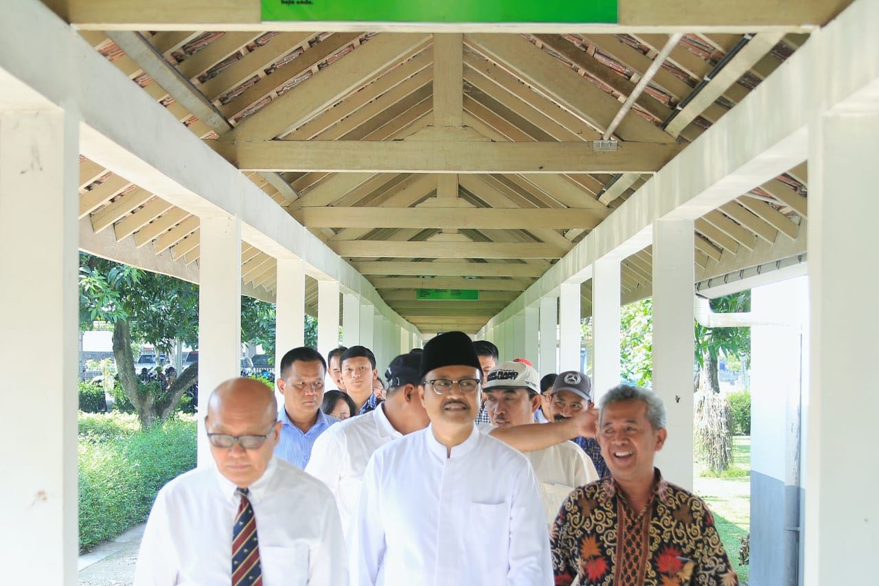 Gus Ipul ditemani direktur RS Mojowarno
