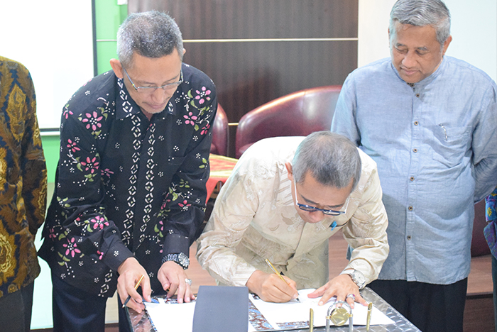 Rektor UNUSA Prof Dr  Achmad Jazidie bersama Direktur PENS, Dr Zainal Arief menandatangi MoU kolaborasi kesehatan dan teknologi, Jumat, 8 Juni 2018. Penandatanganan ini disaksikan Ketua Yayasan Rumah Sakit Islam Surabaya Prof Dr Mohammad Nuh, DEA,  (Foto: Humas UNUSA)