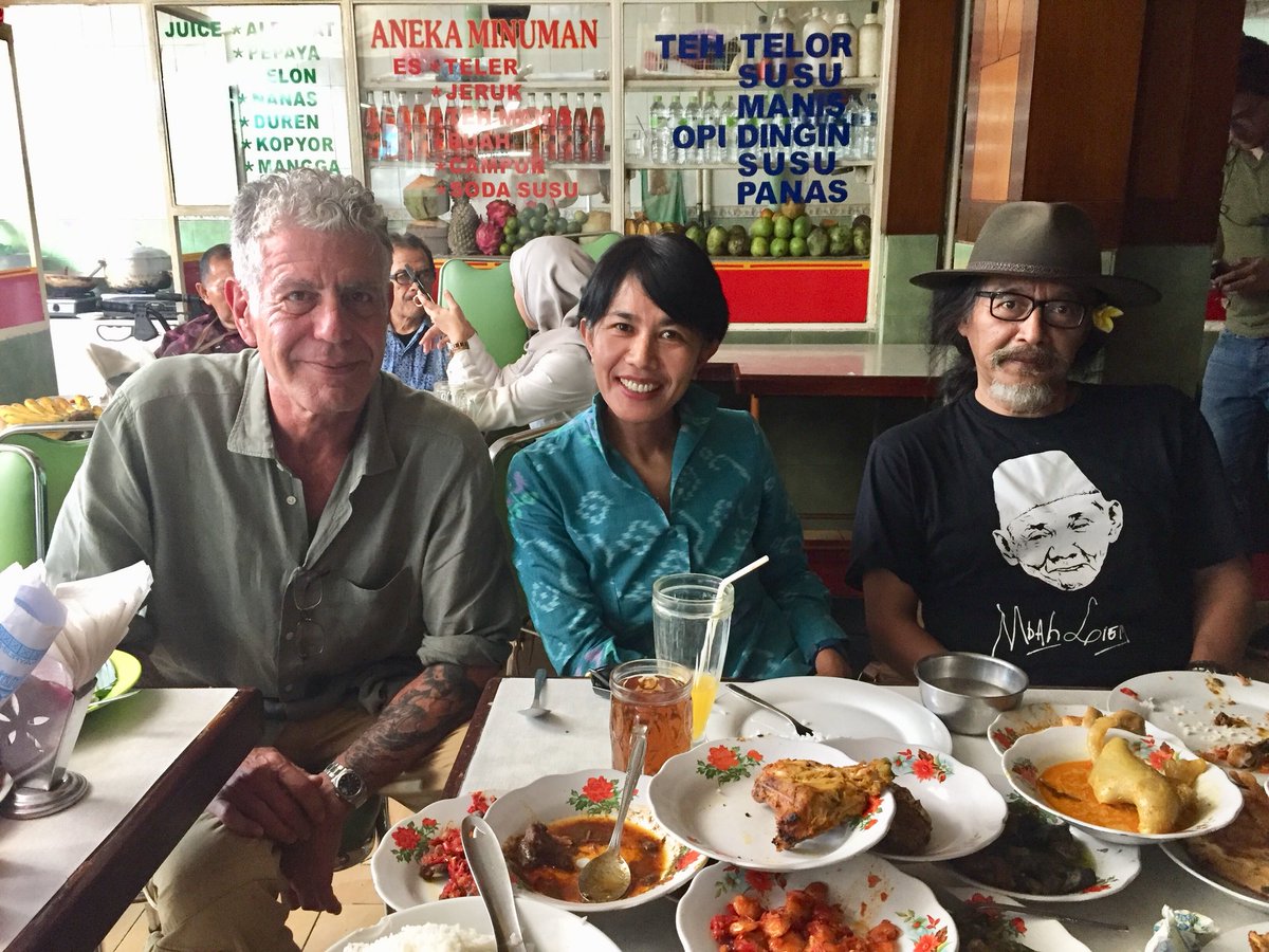 Anthony Bourdain menikmati makanan Padang bersama news anchor Desy Anwar dan seniman Sujiwo Tedjo.