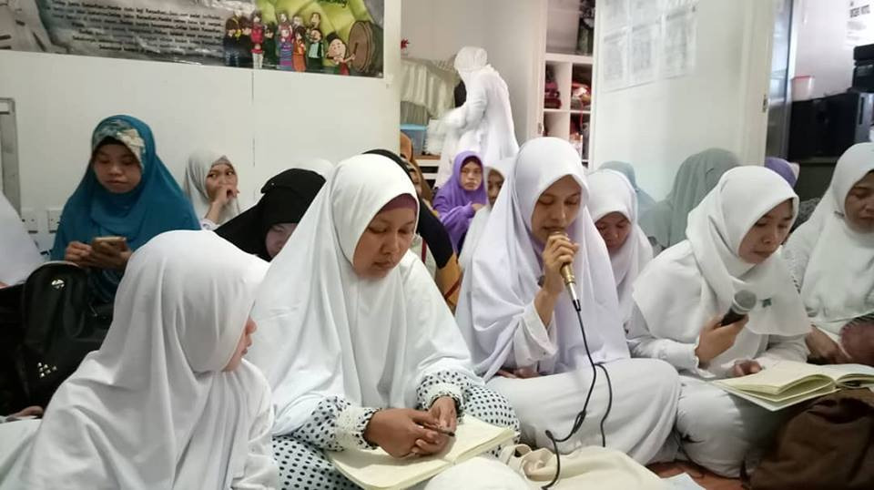 BERGIAT AGAMA: Muslimah di Macau sedang melantunkan Shalawat dalam memeriahkan Ramadhan. (foto: ist)