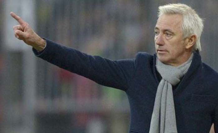 Pelatih Australia, Bert van Marwijk. (foto: afp)