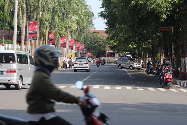 Ini adalah sisi penting jalur samping Gedung Walikota Blitar, berhadapan dengan Jalan Merdeka,berjam-jam yang lewat hanya beberapa orang saja. foto:widikamidi  