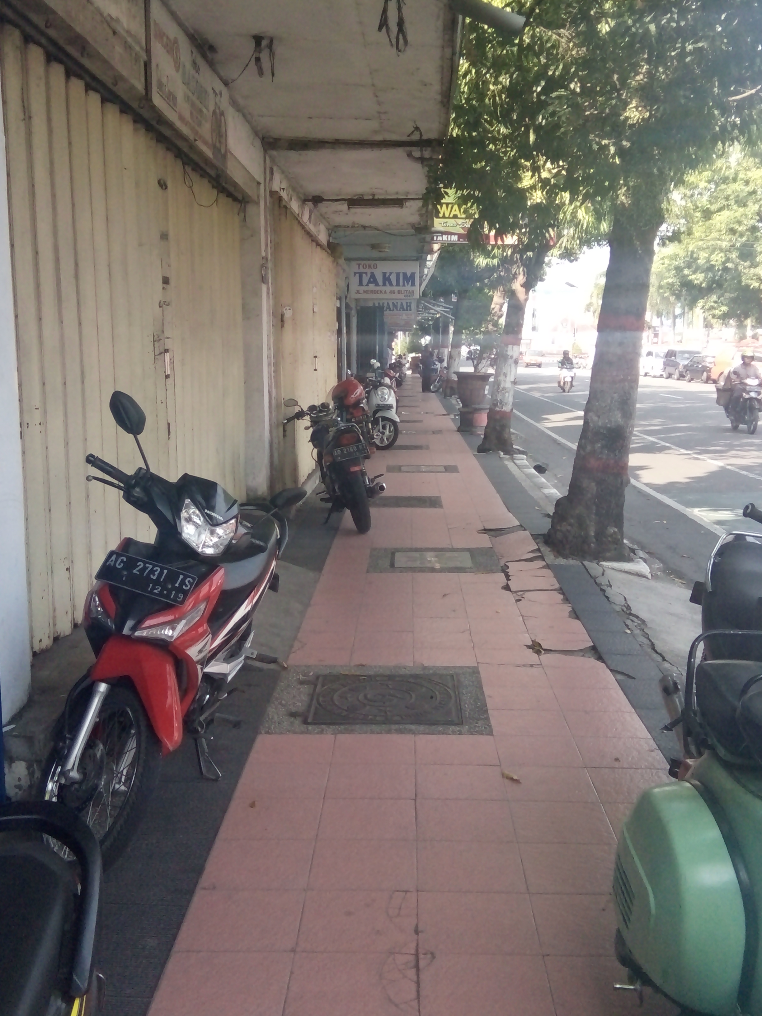 Tutup wae, 4 hari ra ono sing tuku. Foto:widikamidi