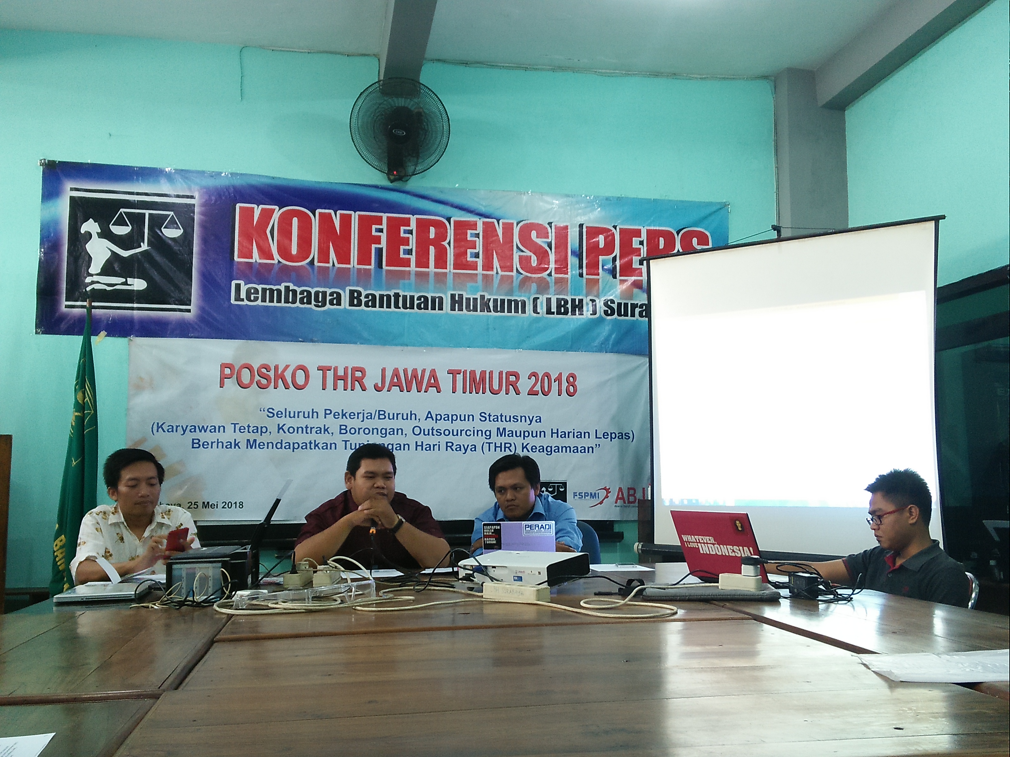 Pihak LBH Surabaya, Aliansi Buruh Jatim dan FSPMI Jawa Timur mengadakan konferensi pers pada Sabtu, 9 Juni 2018 di Kantor LBH Surabaya. (amm/ngopibareng.id)