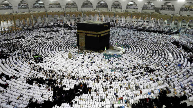 Suasana bulan Ramadhan di Masjidil Haram, Mekah, Arab Saudi. foto: Reuters.