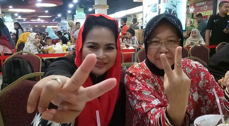 Di mall kawasan Surabaya Selatan, Puti dan Risma jalan-jalan menjelang sore, Sabtu, 9 Juni 2018.