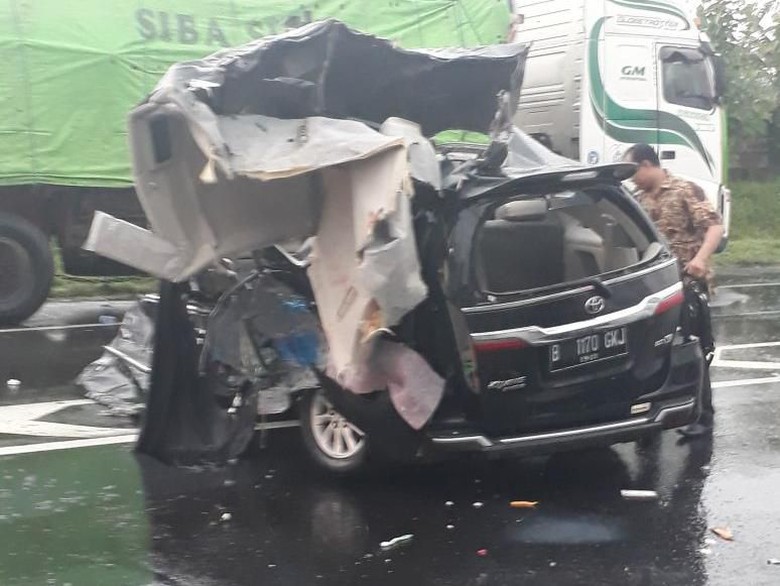 Mobil yang ditumpangi Syarifah Ahmad ringsek akibat kecelakaan di Tol Cipali.