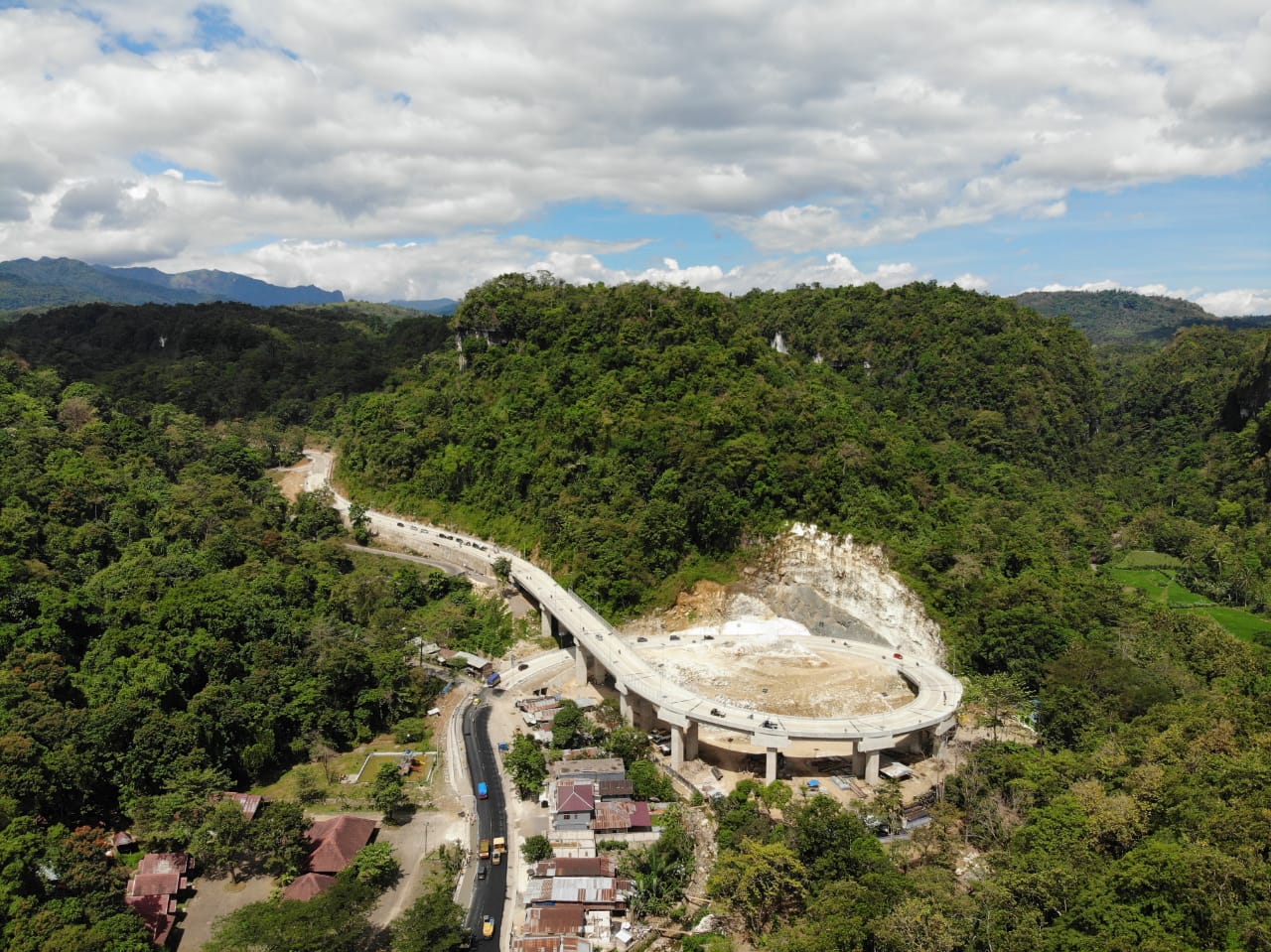 Jembatan layang yang menghubungkan Maros-Bone di Sulawesi Selatan. (Foto: Dok.PUPR)